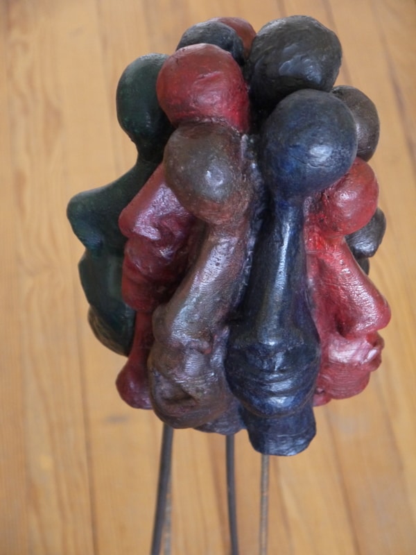 la foule : sculpture béton