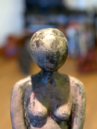 Femme
					enceinte : sculpture béton